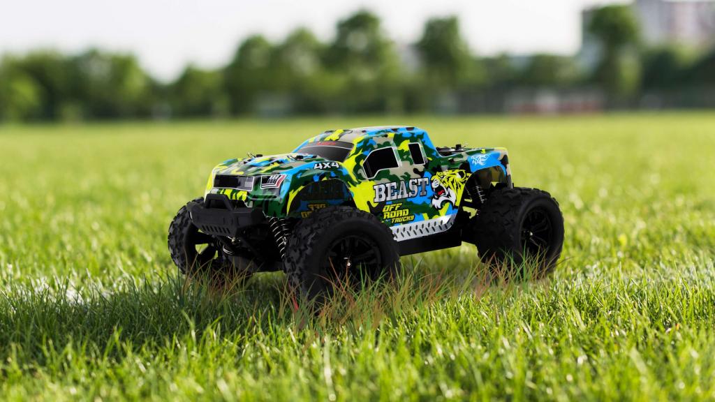 Blij´r Beast blau RC Monstertruck auf Gras