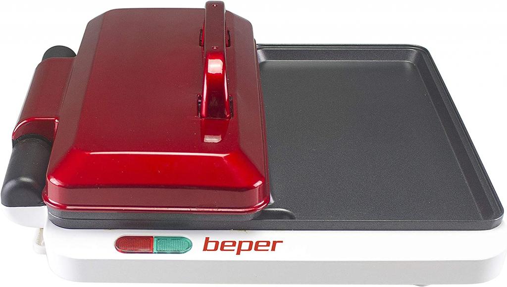 Schraegansicht des Beper P101CUD500 Multifunktionsgrills in Rot