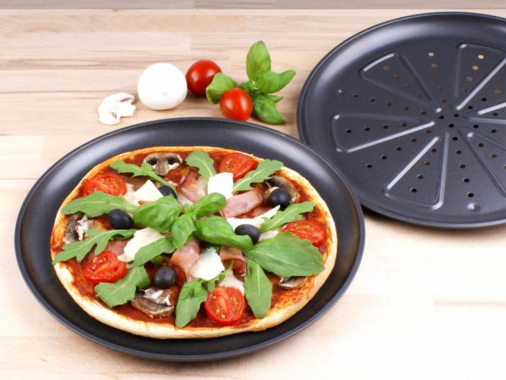 Pizza-Backblech von CHG mit Pizza serviert