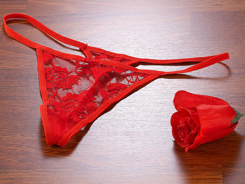 Rose mit String-Tanga als Blütenblätter in rot