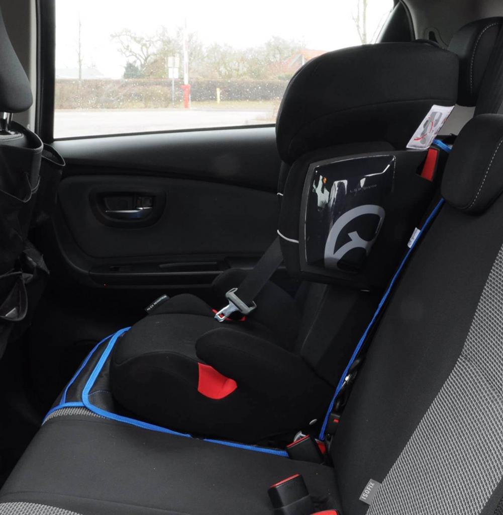Wumbi Sitzschutz mit blauem Absatz in Gebrauch unter einem Kindersitz